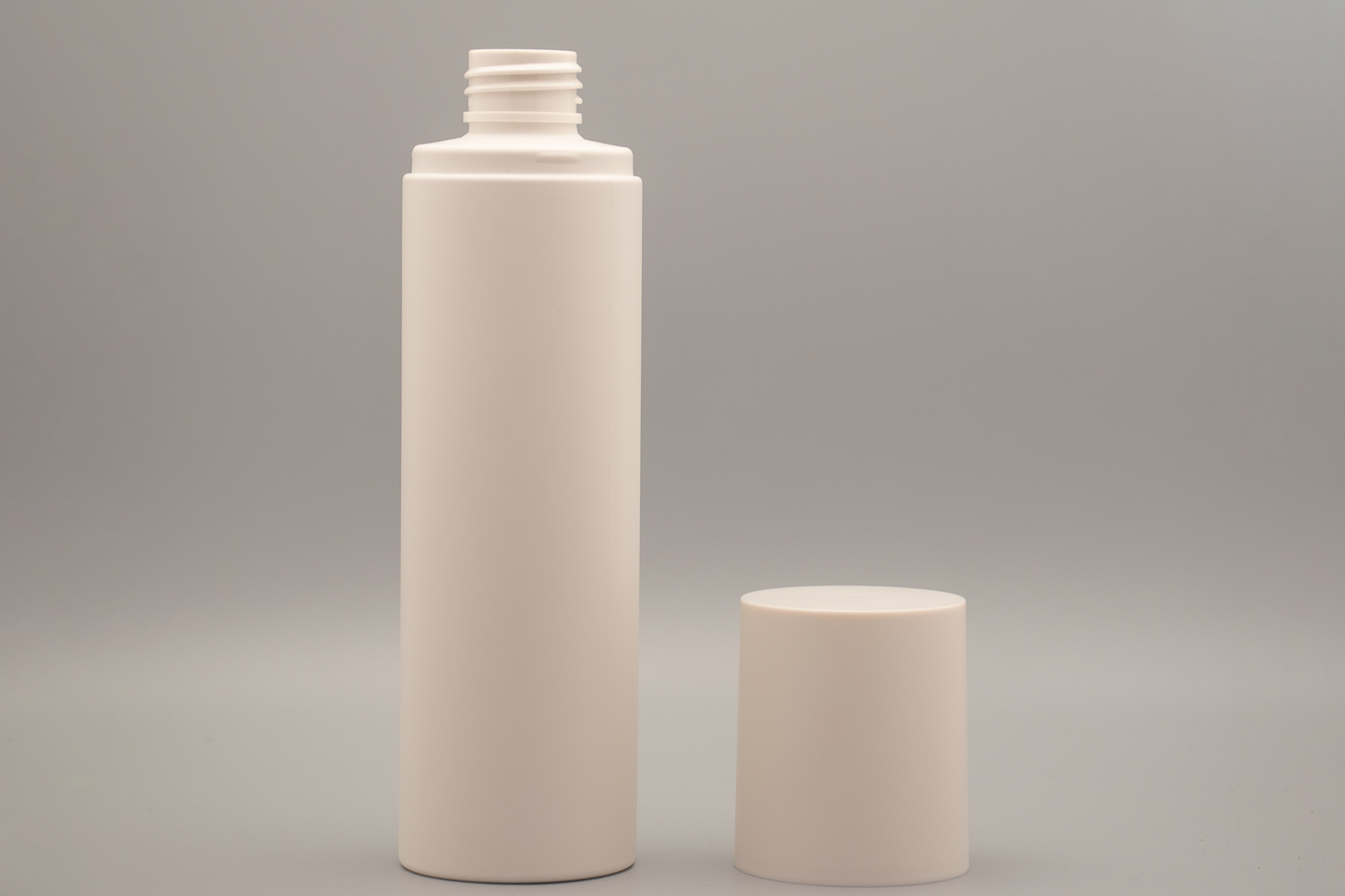 زجاجة PET أسطوانية بيضاء غير لامعة سعة 200 مل مع غطاء 200 ML Matte White Cylinder PET Bottle With Hood