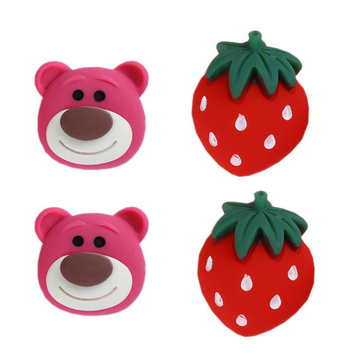 Oso de dibujos animados resina encantos de fresa Kawaii rojo Animal fruta colgantes adorno DIY arte decoración lazo para el cabello centro adorno artesanía