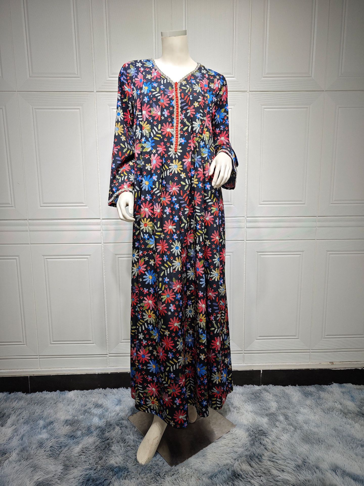 عباية بطبعة زهور وياقة على شكل حرف V وأكمام طويلة V-Neck Floral Muslim Maxi Dress with Long Sleeves