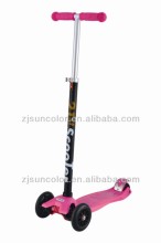 Maxi Scooter ith Two Front Wheels