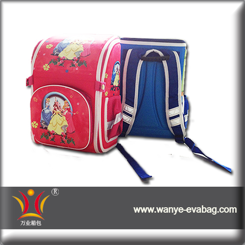 Eva crianças uso de mochila para a escola