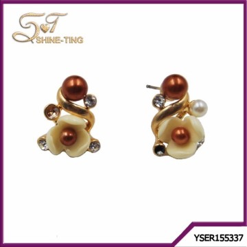 China manufacturer imitation pearl diamond acrylic flower earrings