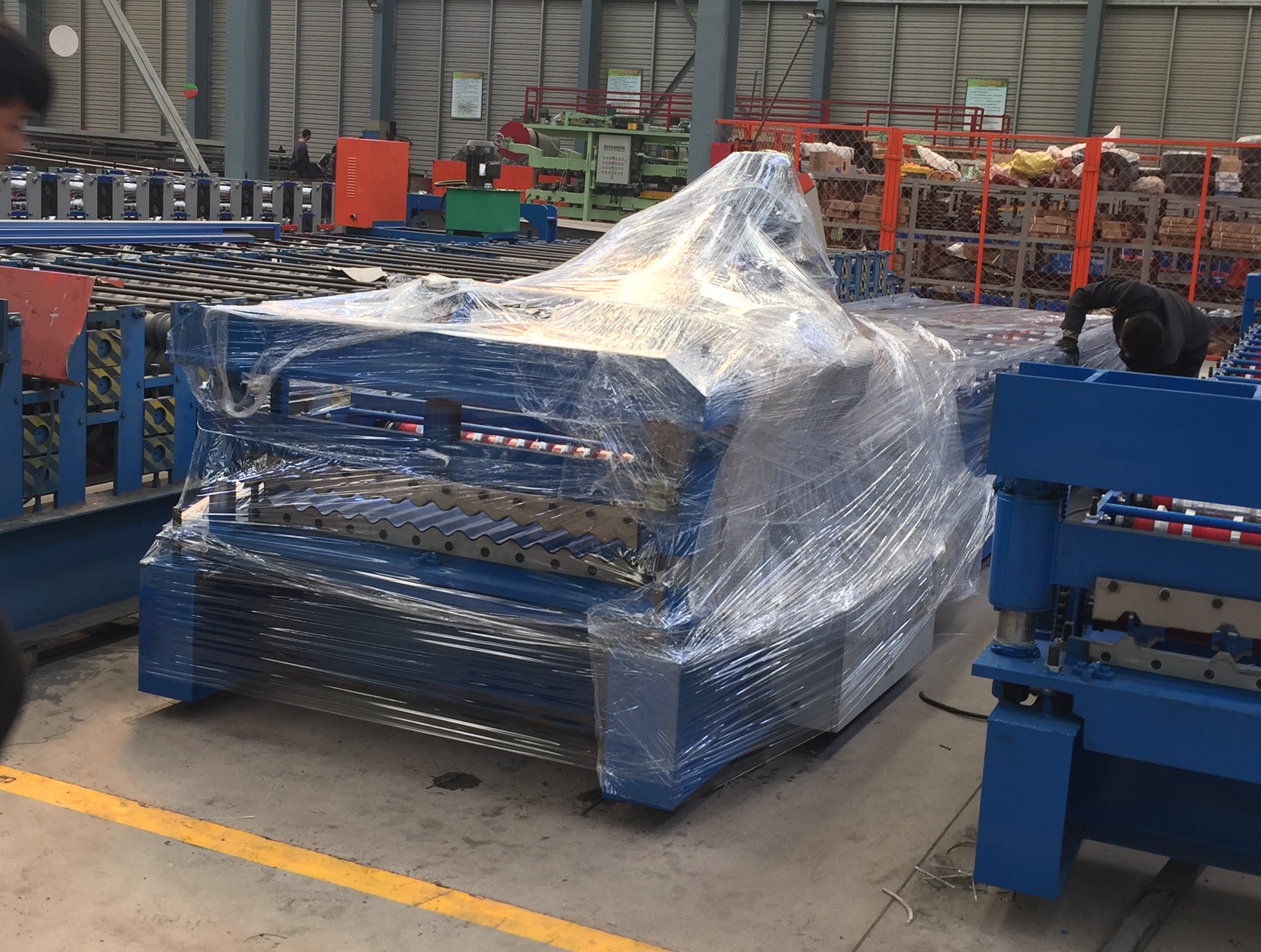 Corrugated roof sheet roll forming machine