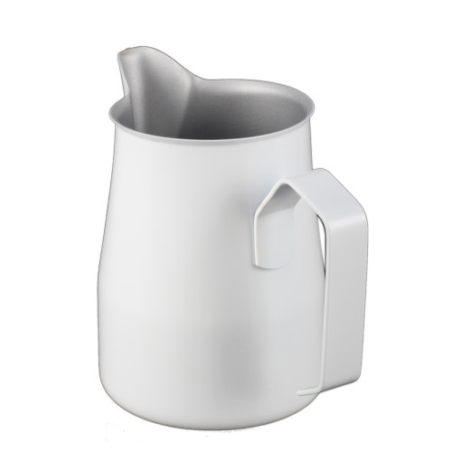 Молочная чашка из нержавеющей стали и молочный кувшин белого цвета