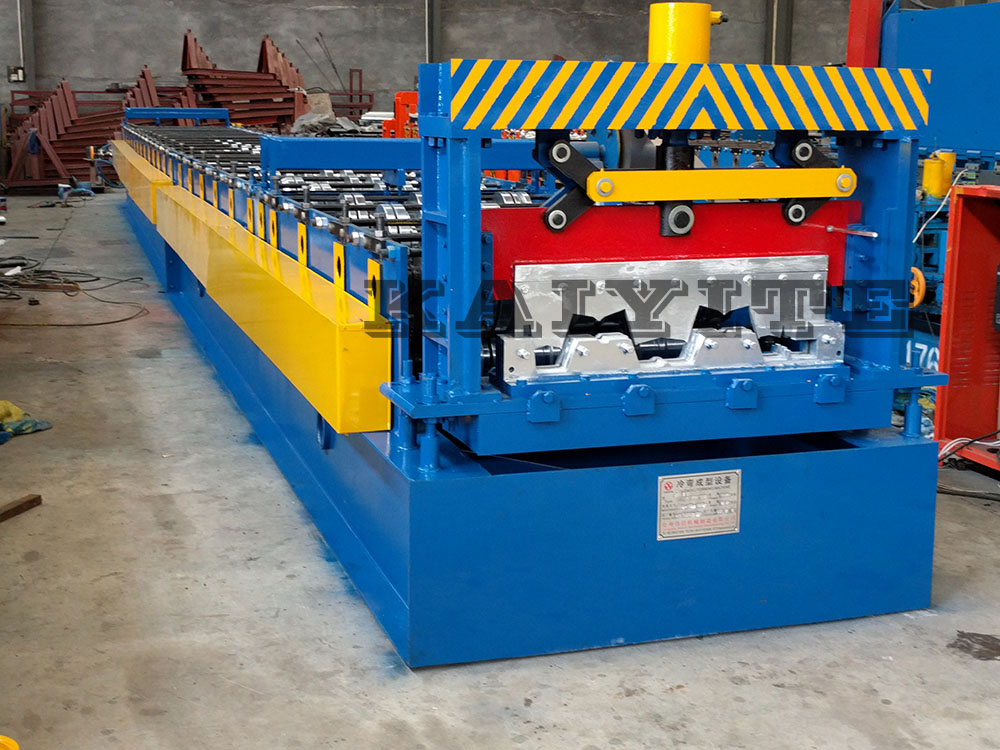 floor decking machine