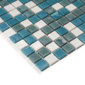 Instalación de mosaico de tile de suelo de ladrillo.