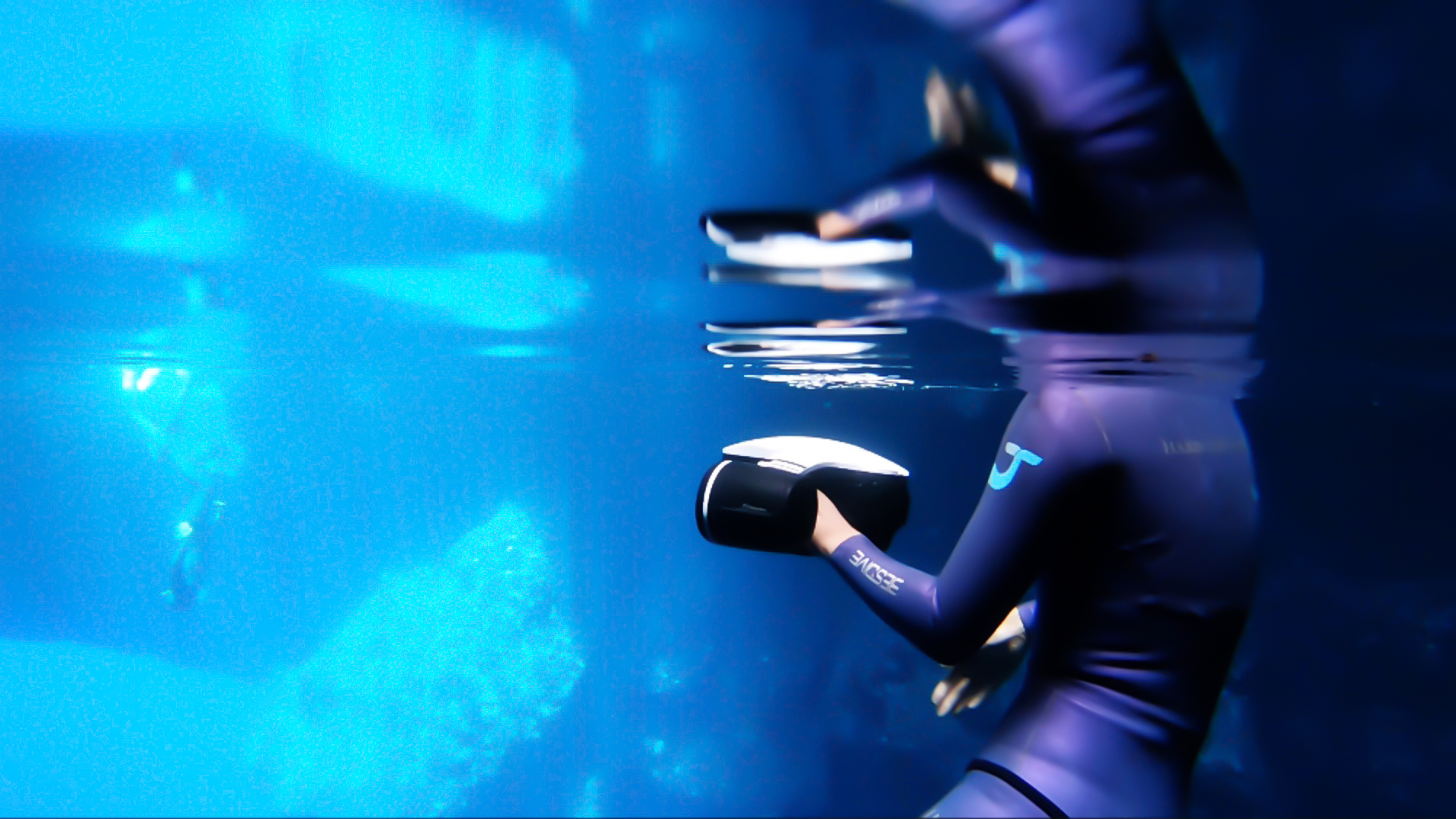 ROBOSEA Underwater Scooter Seaflyer Waterproof Swimming Pool Sea Scooter 2 Speed Level for Diving Underwater Sports Snorkeling