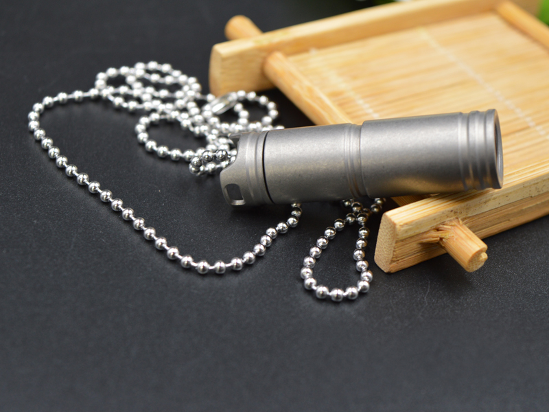 титановый фонарик titanium flashlight