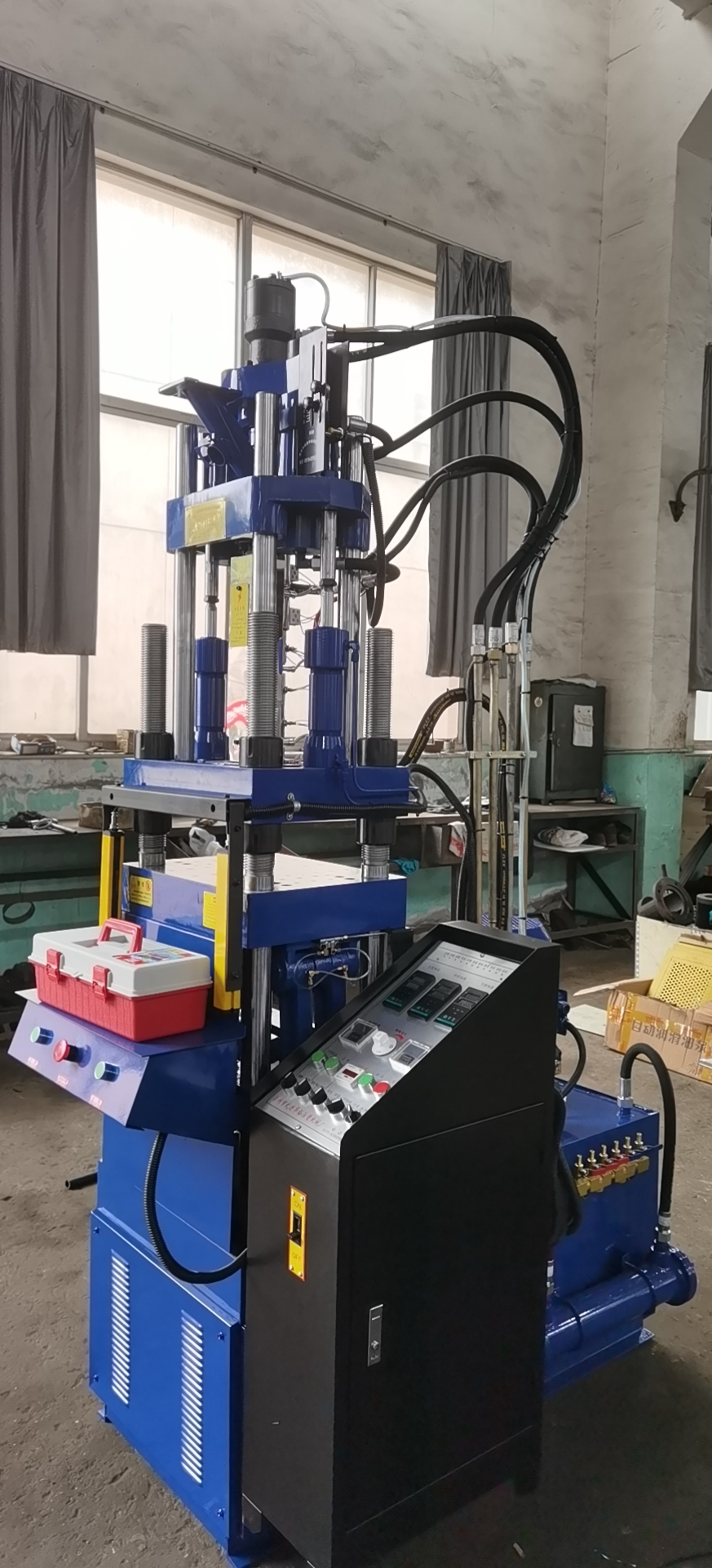 Eyeglass leg plastic injection molding machine