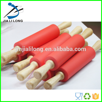 Manual pizza dough roller