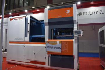 Upper and lower sand shooting molding machine