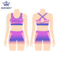 Cheerleader Амалиёти омӯзишии cheerleading либоси расмӣ мепӯшанд