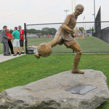 Sports park decorative bronze football players sculptures