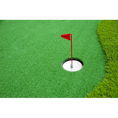 Patalpų golfas, padedantis „Green Cups“ golfo kilimėlį