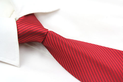 Mode padat dasi merah