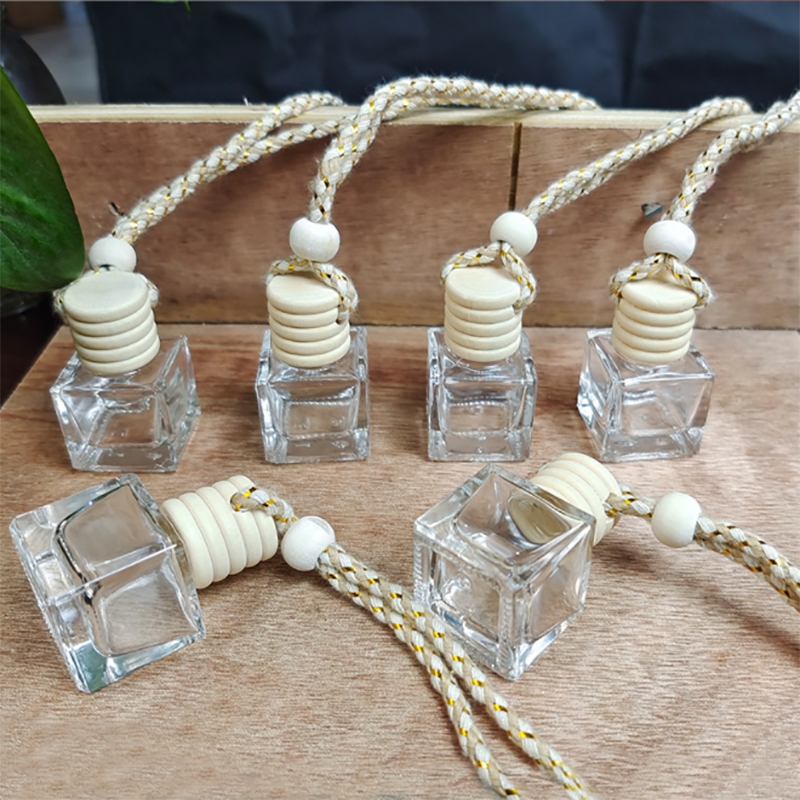 制造商提供的 8 毫升空玻璃香水瓶 , 用于圣诞球和树装饰品
