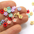 Heißer Verkauf Bunte Mini Blume geformte Harz Cabochon für handgemachte Handwerk Schlafzimmer Ornamente Mädchen Kleidungsstück Zubehör Perlen