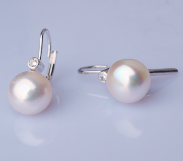 traditional pearl earring