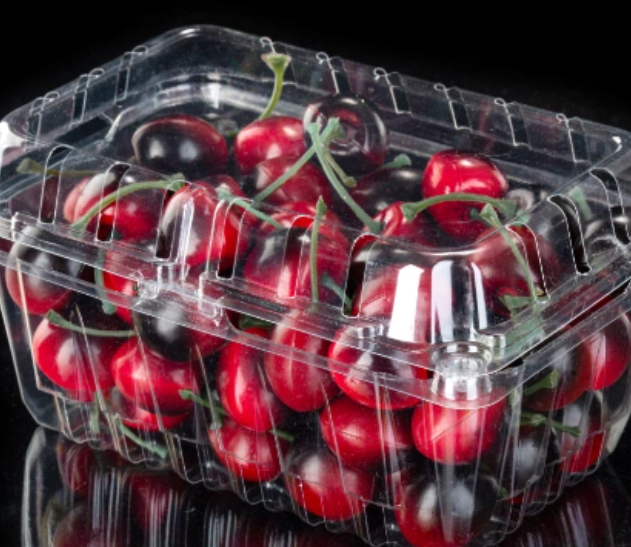 Fraises dans une boîte en plastique à clapet