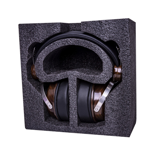 Casque en bois stéréo en bois lourd en pose avec haut-parleur de 50 mm