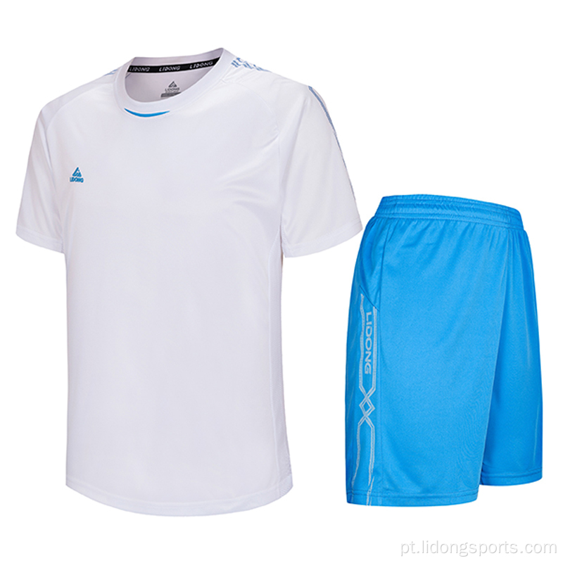 Camisa de futebol em branco preparada para equipes e crianças