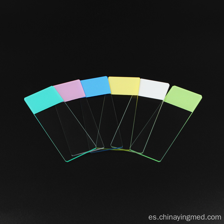 Patología escribiendo portaobjetos de microscopio colorido