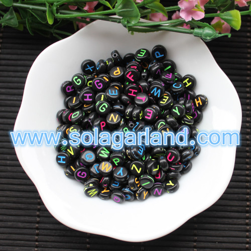 Perles rondes en acrylique noir de pièce de monnaie de 4x7mm avec des lettres colorées d&#39;alphabet
