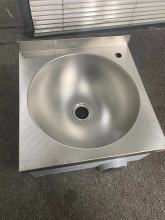 Wash hand basin with knee pressure outlet device