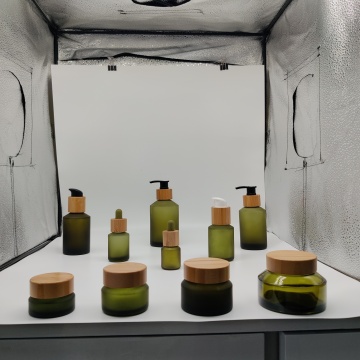 Opal White Cream Glass Jar with Bamboo-Like Lid for Cosmetic Packaging