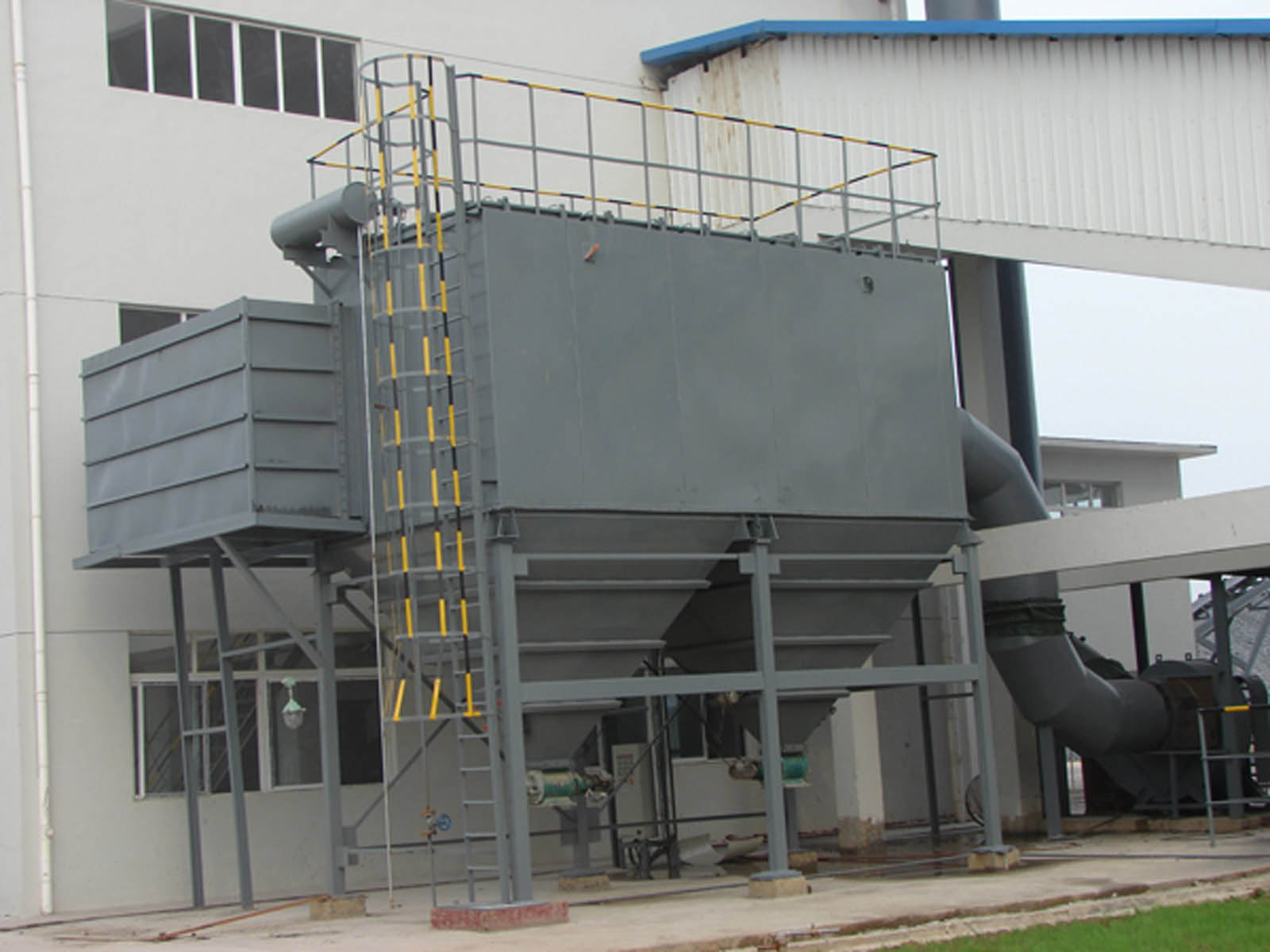 Bag type dust remover in cement silo