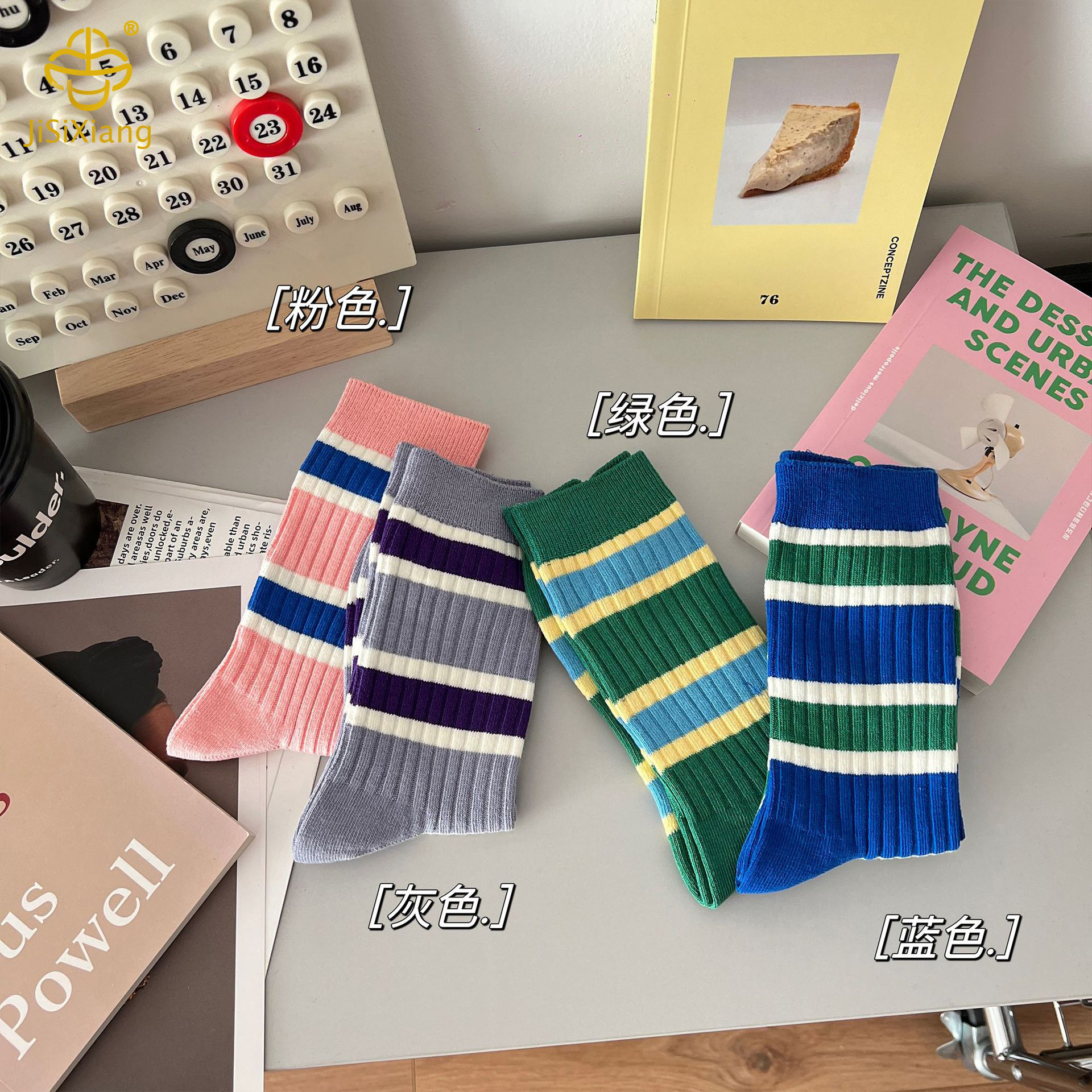 색상의 면적 양말을 곁들인 줄무늬 미드 튜브 양말 striped mid tube socks with colored cotton socks