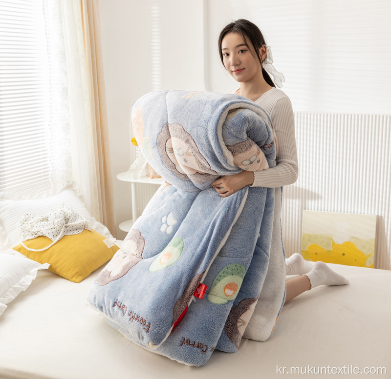 킹 사이즈 플란넬 프린트 Alternative Quilted Comforter