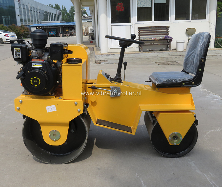 700kg Self-propelled Vibratory Small Road Roller Compactor