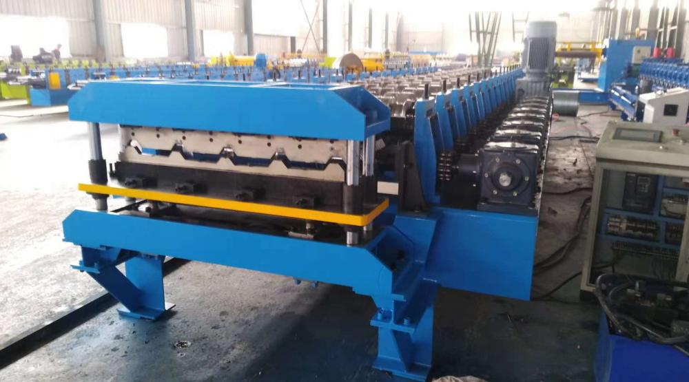 Top quality high-tech trapezoid iron roofing sheets roll forming machine