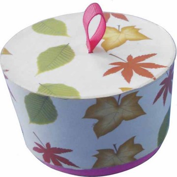 Round gift box with samll ribbon tie