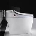 Smart Toilet con trappola a P a pavimento color argento