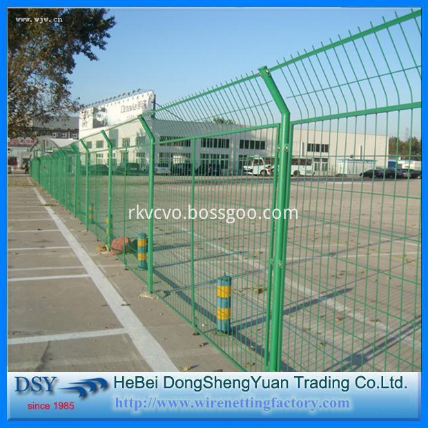 Welded wire mesh fence