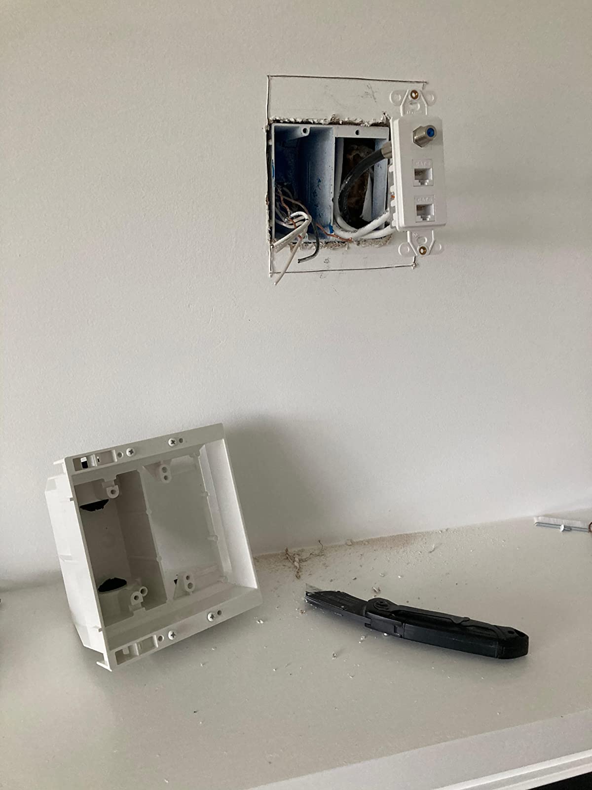 Recessed Tv Box Wall Plate Kit Paintable 2gang, White Nonmetallic Combination Power And Low