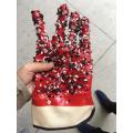 Rote PVC-Handschuhe mit Chips auf der Handfläche