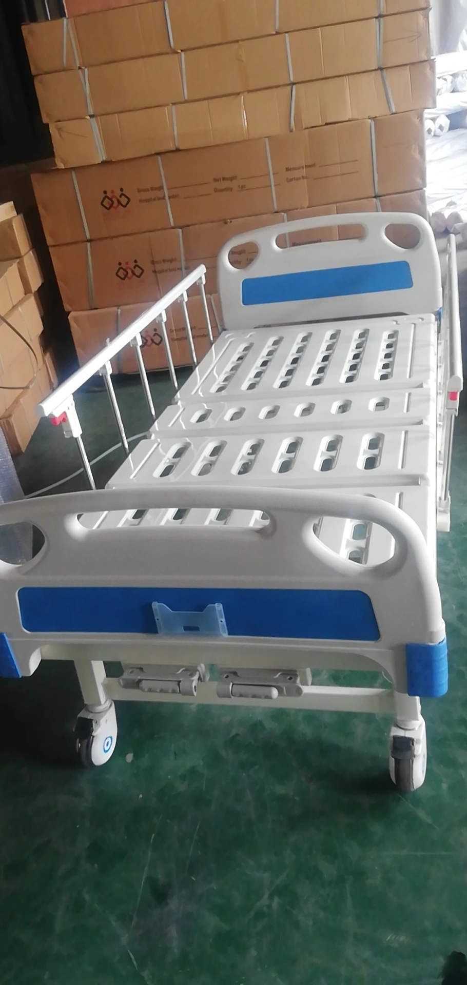 Two Manual Cranks Medical Bed with One Infusion and Four Casters