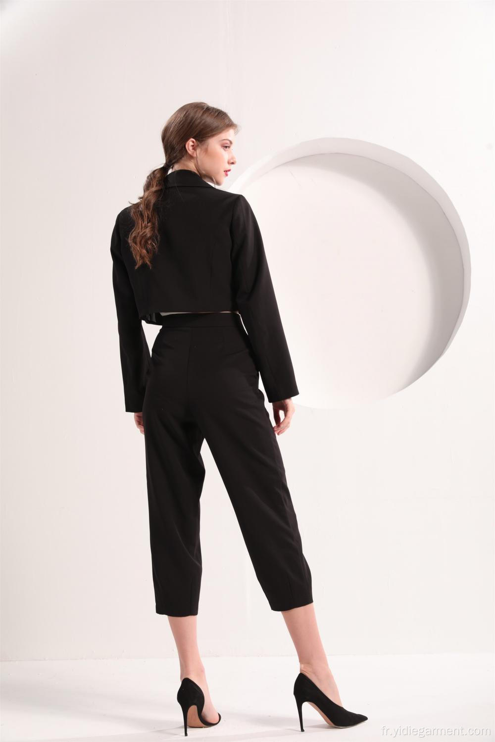 Blazer court et pantalon noir pour femme