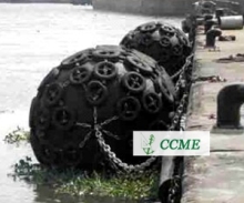 Floating rubber fender with chains and tyres