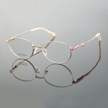 Vintage Designer Optical Frames: Explore the Classic Elegance of Titanium Eyewear