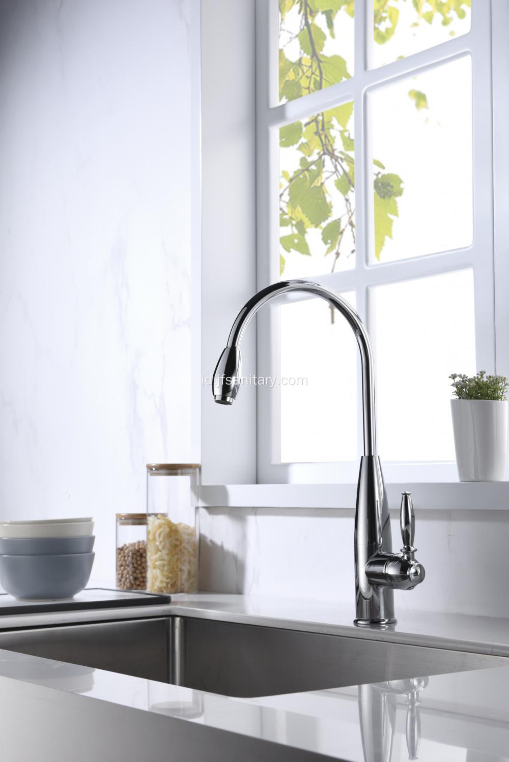 Chrome Finish Deck Mounted Tunggal Lever Kitchen Faucet