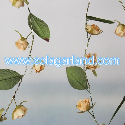 Centro de mesa de guirnalda de flores rosas con hoja verde