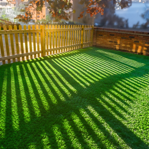 Migliora il tuo cortile con l&#39;erba artificiale del cortile