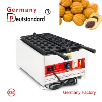 Waffeleisen in Walnussform mit einem Teller