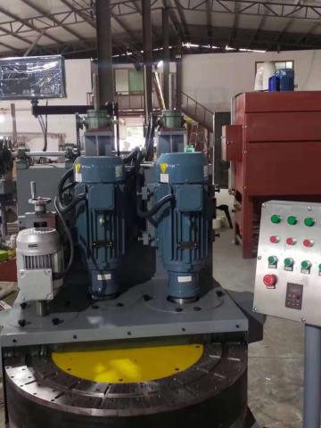 Brake disc grinding machine for automobile