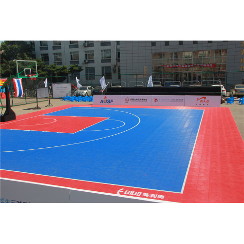 Campo da basket che gioca a pavimenti
