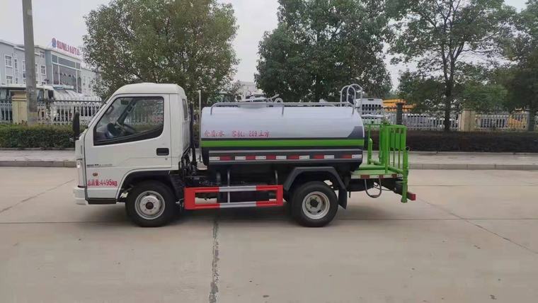 شاحنة خزان المياه FAW 2500 للغالون لأوغندا